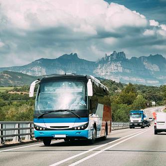 Mit dem Bus: Autocars Julià: Abfahrt in der Straße „Carrer Viriat“ in Barcelona, direkt neben dem Hauptbahnhof Sants.